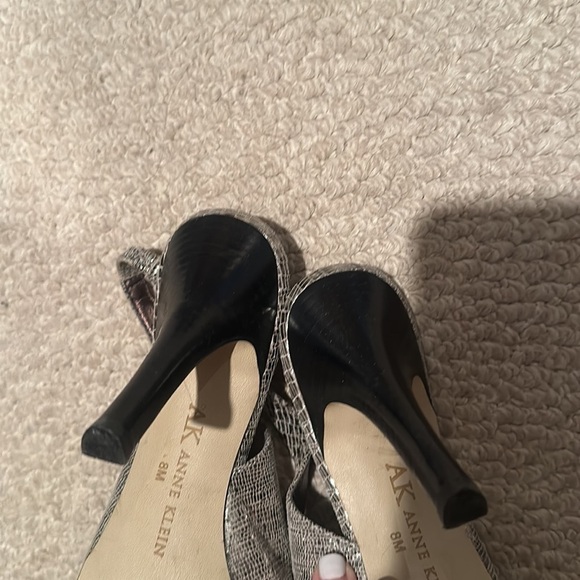 Anne Klein Leather Peep Toe Sling Back Heels 8 Silver - Picture 6 of 7